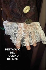 Foto di dettaglio del polsino di pizzo del costume del Cappellaio Matto