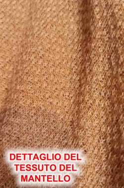 Dettaglio del mantello medievale marrone