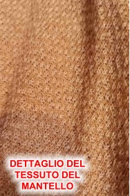 Dettaglio del mantello medievale marrone