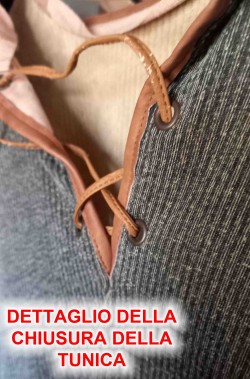 Dettaglio della chiusura della tunica medievale