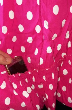 Abito da donna rosa con pois bianchi