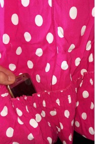 Abito da donna rosa con pois bianchi