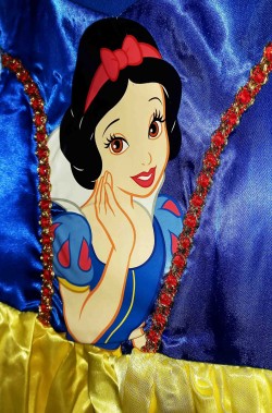 Foto di dettaglio del costume di Biancaneve bambina