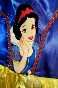 Foto di dettaglio del costume di Biancaneve bambina
