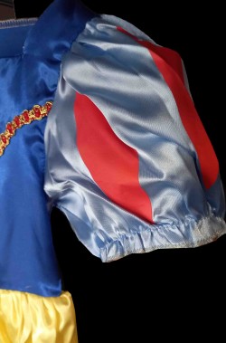 Foto di dettaglio della spalla a sbuffo del costume di Biancaneve bambina
