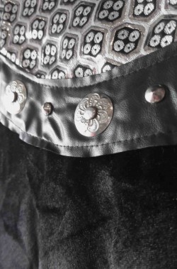 Dettaglio tessuto costume medievale sceriffo di Nottingham