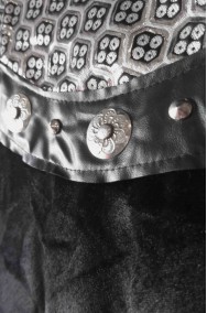 Dettaglio tessuto costume medievale sceriffo di Nottingham