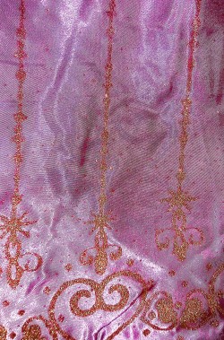 Dettaglio della gonna del vestito di Rapunzel bambina Disney