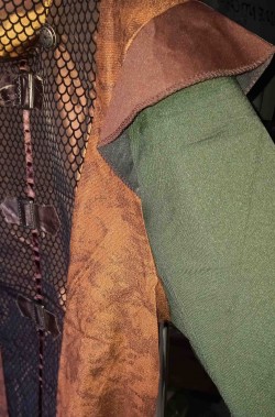 Dettaglio del costume medievale adulto da arciere