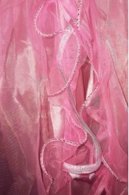 Foto di dettaglio del tessuto della gonna del costume da principessa rosa