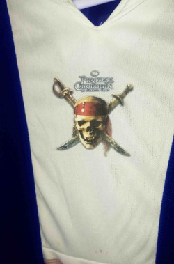 Costume di Jack Sparrow bambino dettaglio del logo