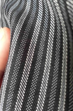 Tessuto spigato dello spolverino gessato spigato bianco grigio e nero da donna