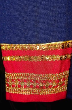 Dettaglio del polsino del vestito da principe azzurro