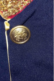 Dettaglio dei bottoni del costume da Principe reale uniforme blu