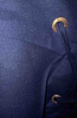 Dettaglio della camicia rinascimentale blu
