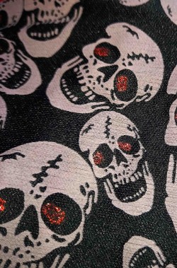 Dettaglio del tessuto del costume da piratessacon i teschi