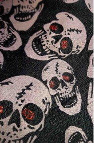 Dettaglio del tessuto del costume da piratessacon i teschi