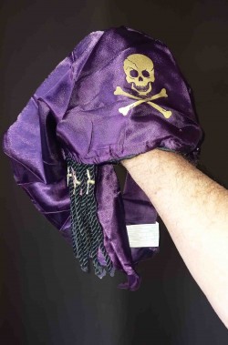Foto di dettaglio della simpaticissima bandana da pirata con i dreadlocks finti