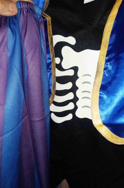 Dettaglio del tessuto del costume da pirata scheletro bambino