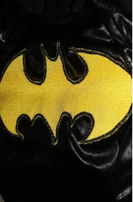 Logo di Batman sul costume di Batgirl