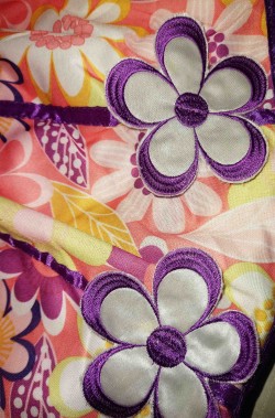 Dettaglio dei fiori del costume donna anni 70 sexy fiorito