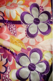 Dettaglio dei fiori del costume donna anni 70 sexy fiorito