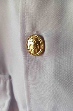 Dettaglio costume da capitano di nave bottoni