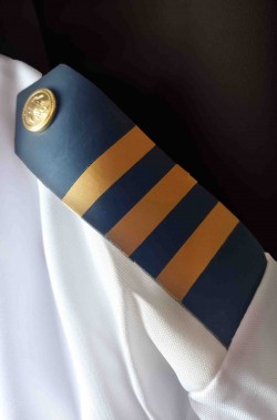 Dettaglio gradi del costume da capitano di nave