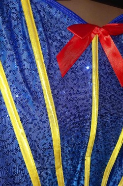 Corsetto con le stecche azzurro e giallo del costume di Biancaneve