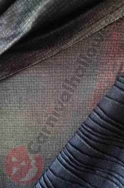 Foto di dettaglio del tessuto del costume di Kylo Ren e della manica a pieghe