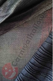 Foto di dettaglio del tessuto del costume di Kylo Ren e della manica a pieghe