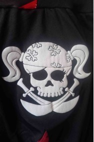 Dettaglio del teschio del costume da piratessa
