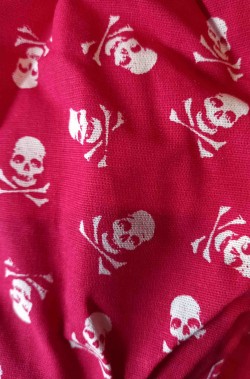 Tessuto rosso con teschi