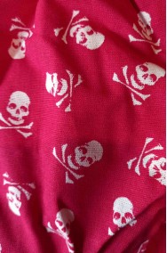 Tessuto rosso con teschi