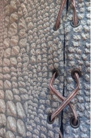 foto di dettaglio del corsetto del costume da piratessa zingara gitana