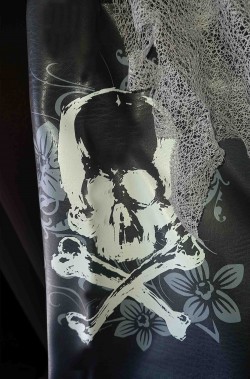 Dettaglio della manica del costume halloween da rocker morto