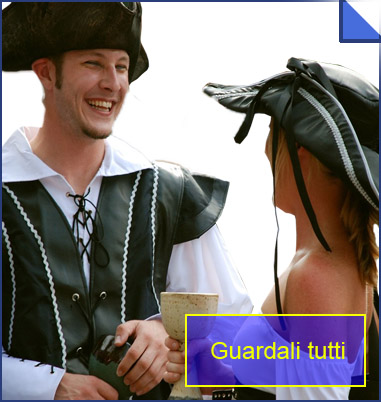 La foto mostra una coppia di costumi di carnevale da pirata e piratessa in vendita online