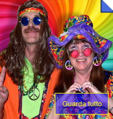 La foto mostra due vestiti Hippie