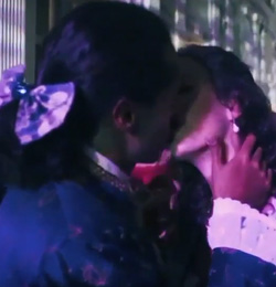la foto mostra due invitati alla festa in maschera La Nuit Royale presso la reggia di Venaria Reale mentre si baciano